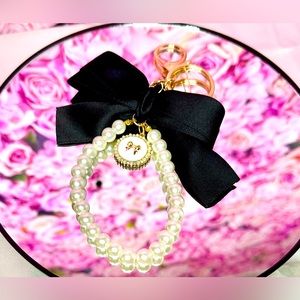 NEW BLACK BOW 🎀 & PEARL GOLD WRISTLET KEYCHAIN